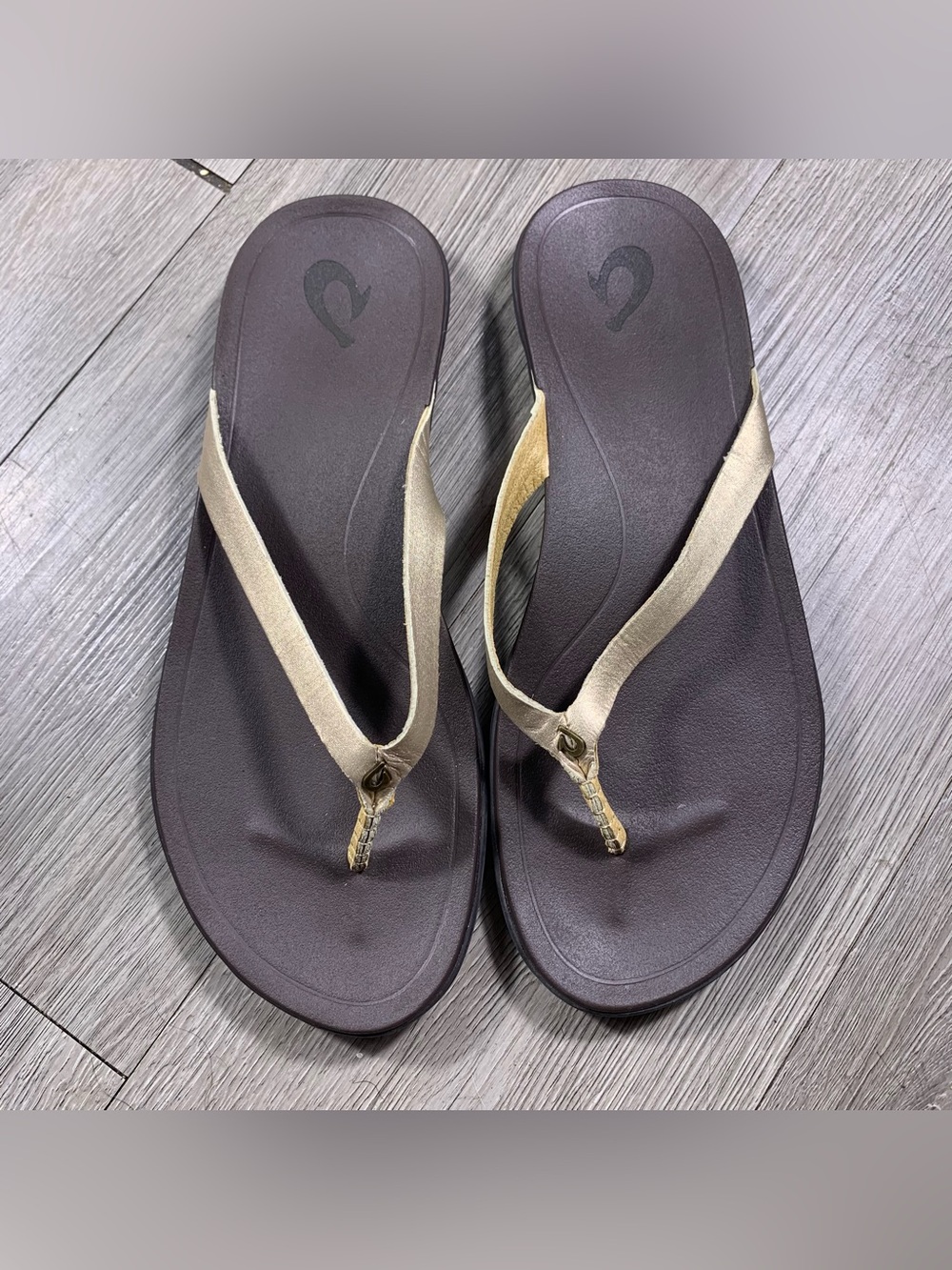 OluKai Ho-Opio Gold Leather New Slimmer Strap Flip Flop Style Sandals sz 9